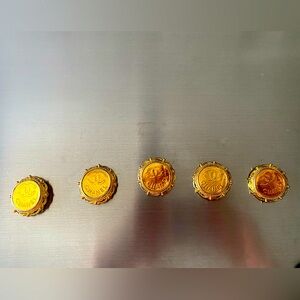 CHANEL SET OF 5 LARGE BUTTONS IN GOLD, VINTAGE, AUTHENTIC METAL